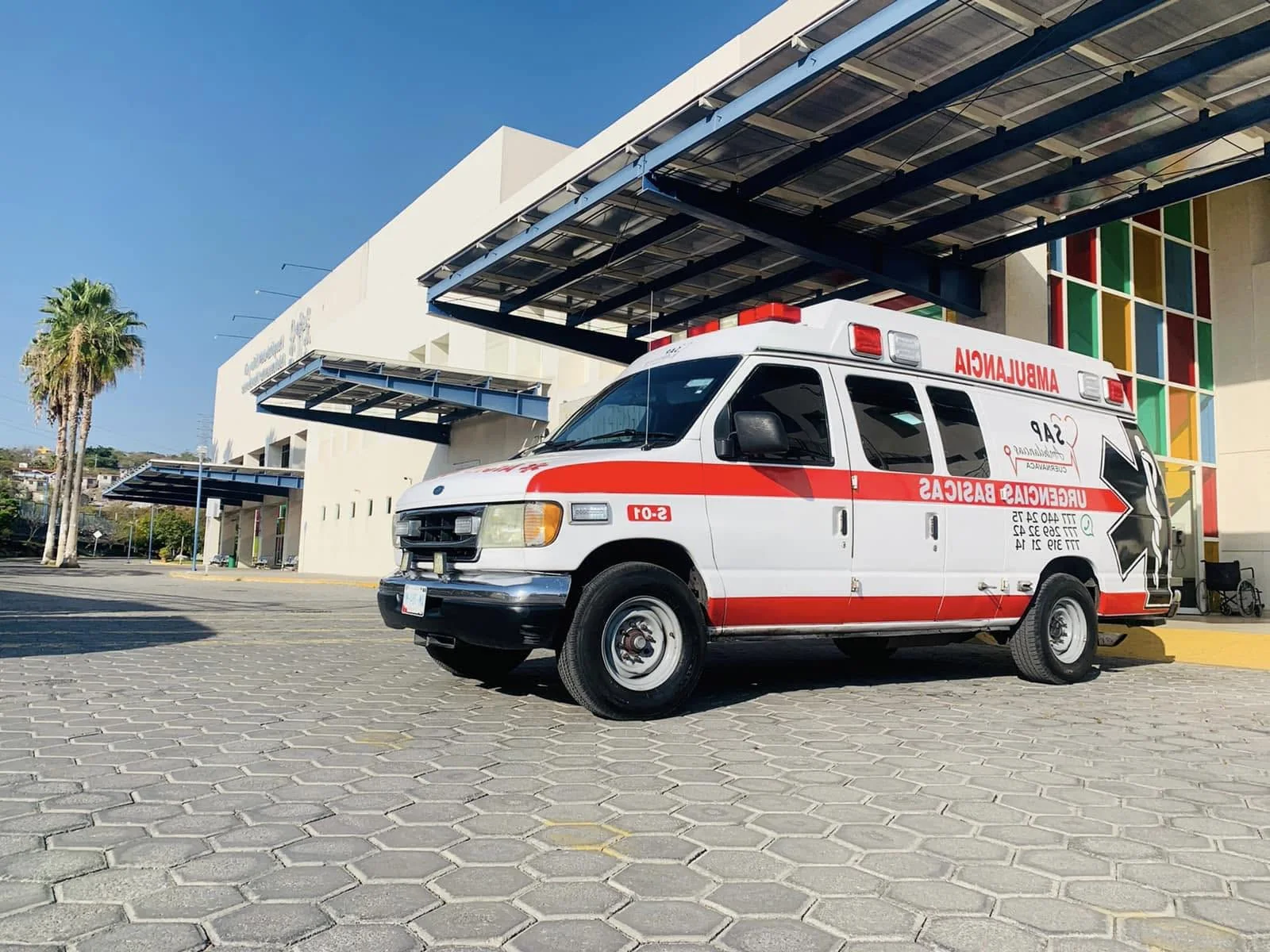 Ambulancia SAP frente a hospital